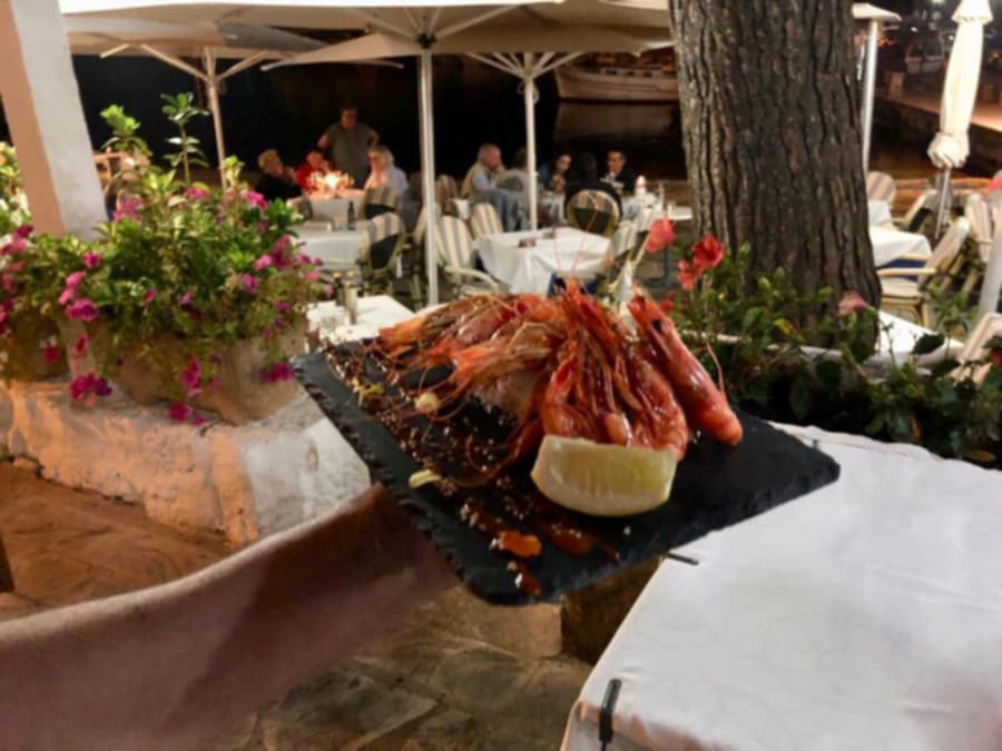 Gambas rojas a la brasa servidas sobre una tabla de pizarra