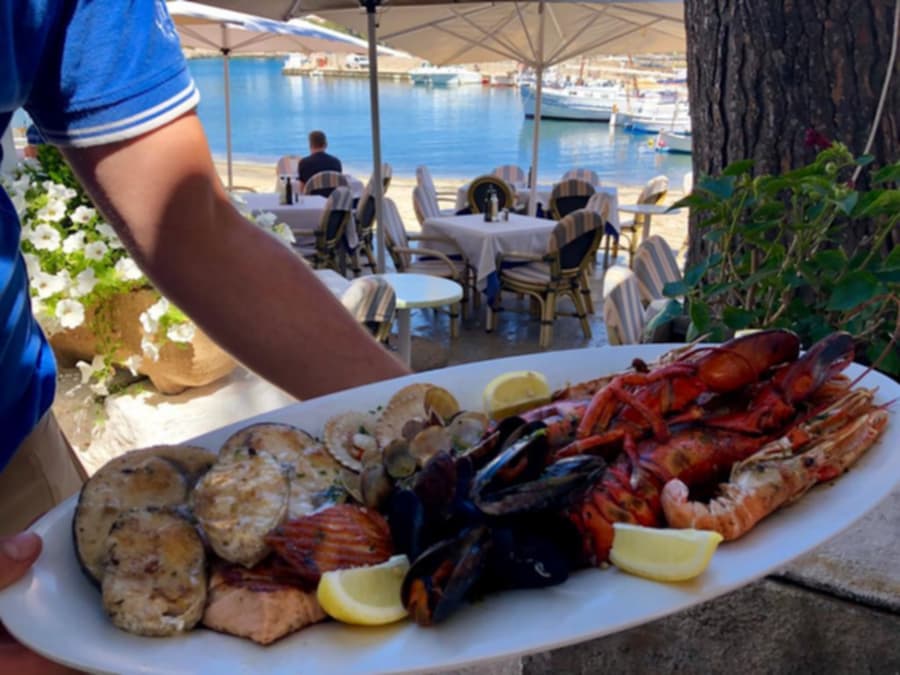 Fuente de marisco a la parrilla presentada ante la mesa